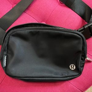 Lululemon Everywhere belt bag